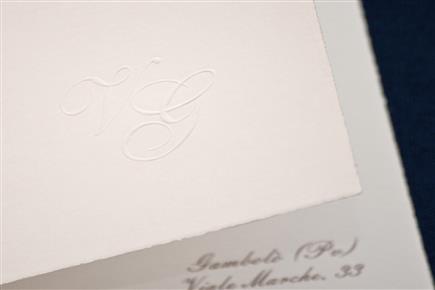 PAMELA, Partecipazione classica su cartoncino avorio da gr. 350, taglio dolce in formato quadrato (iniziali rilievo a secco su richiesta).
Busta compresa.